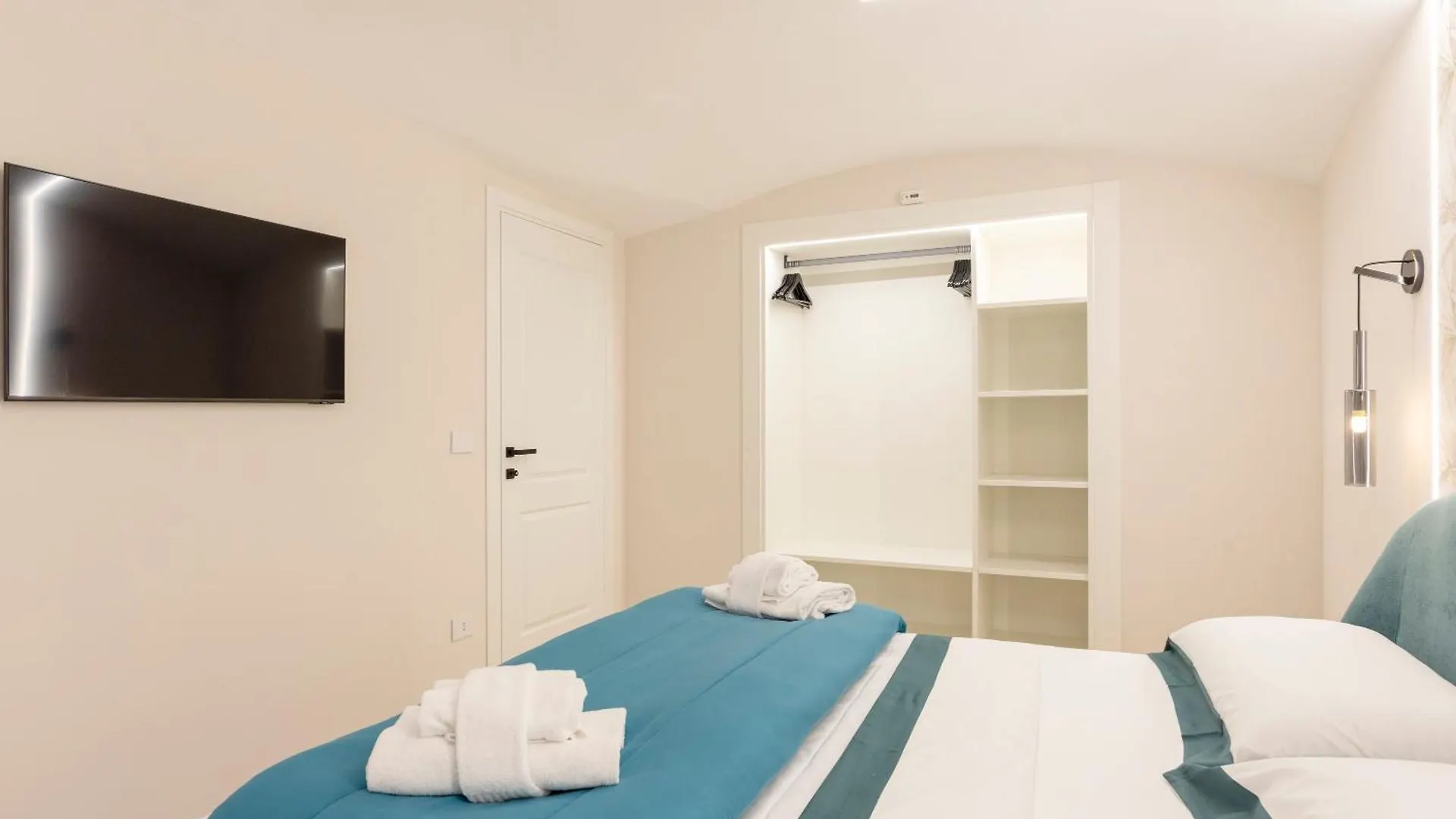 Chiatamone Seafront Apartment Naples