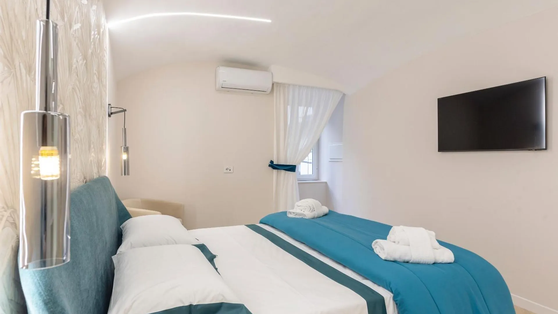 Chiatamone Seafront Apartment Naples