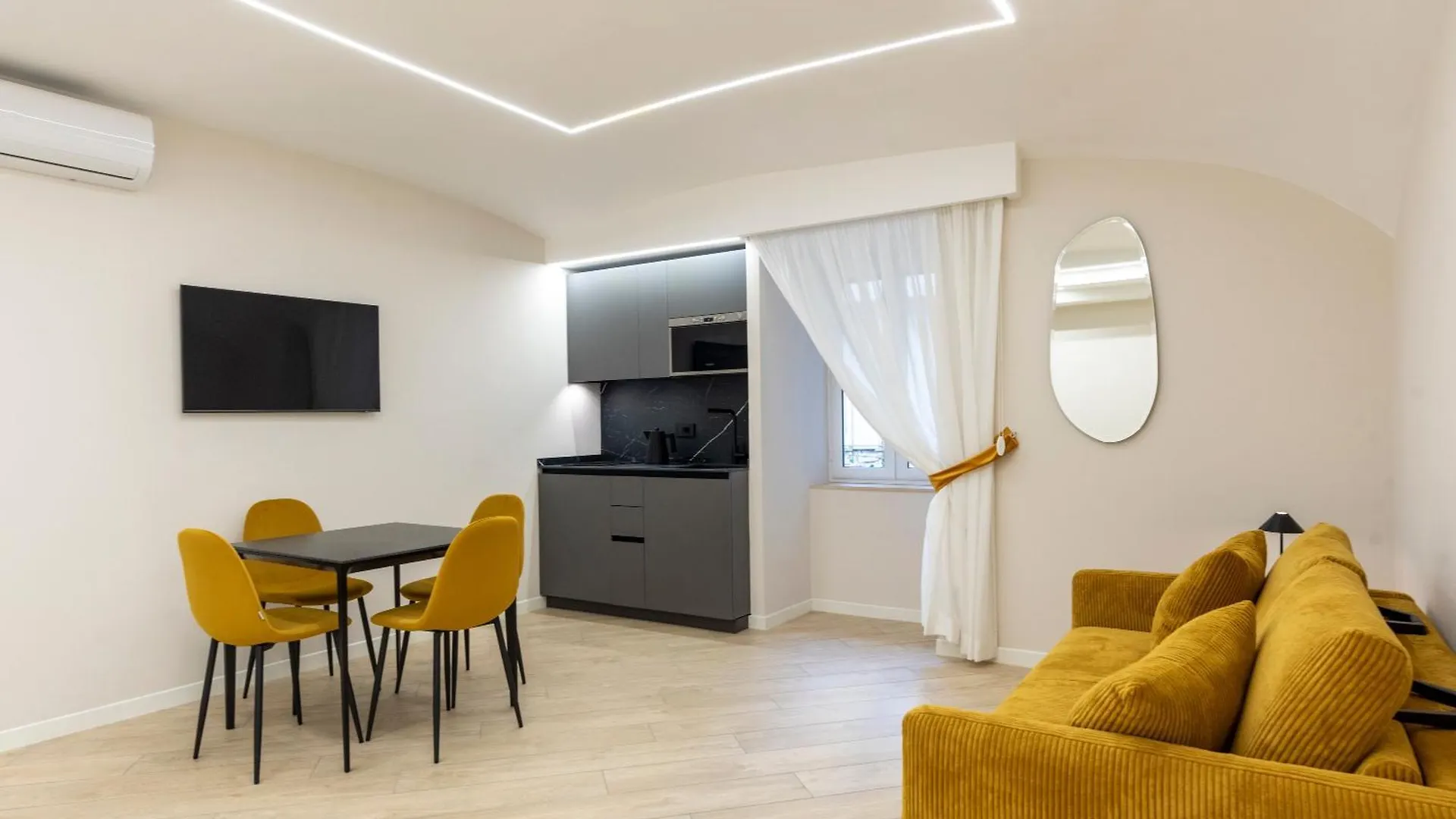 Chiatamone Seafront Apartment Naples