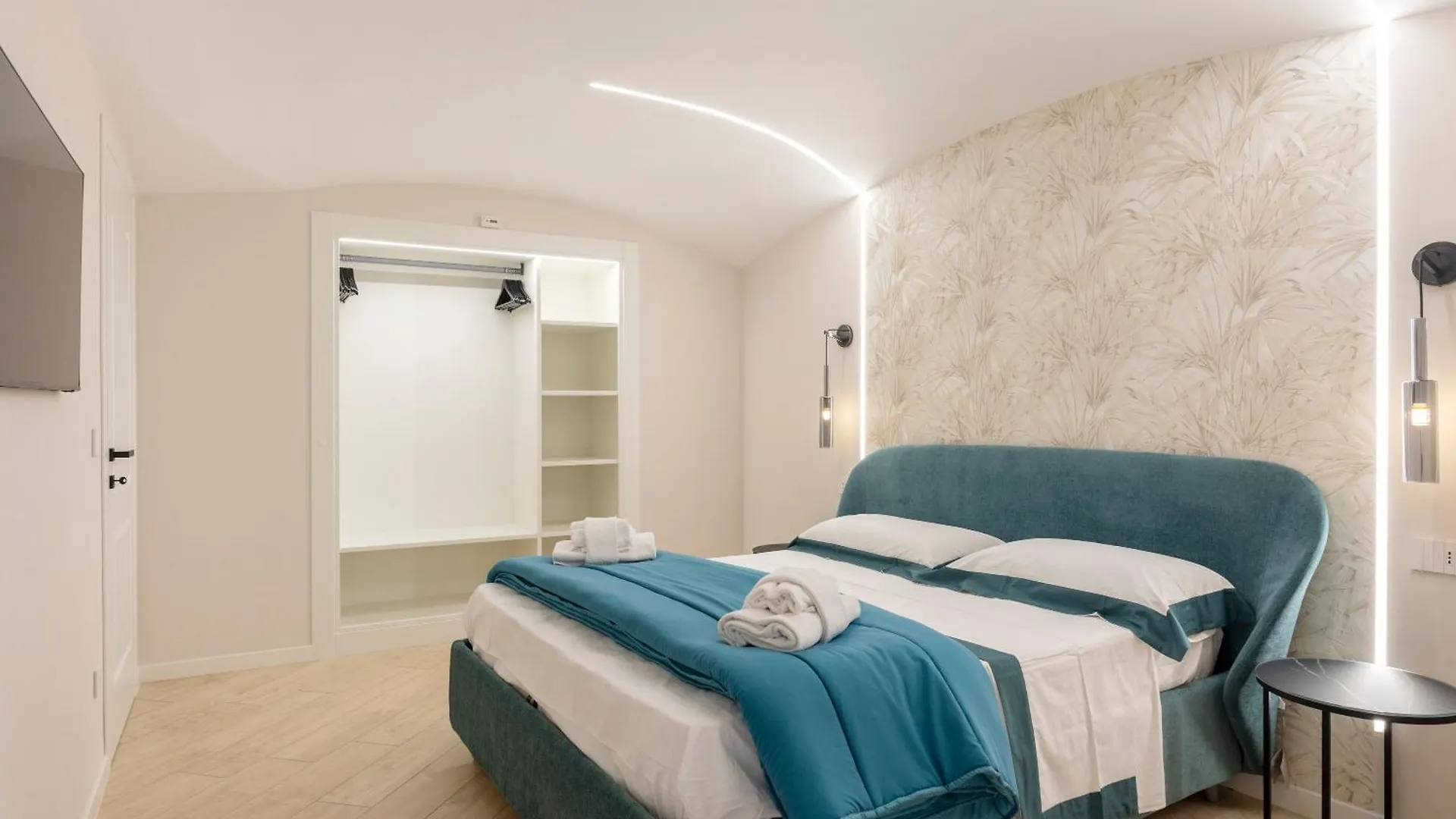 Chiatamone Seafront Apartment Naples