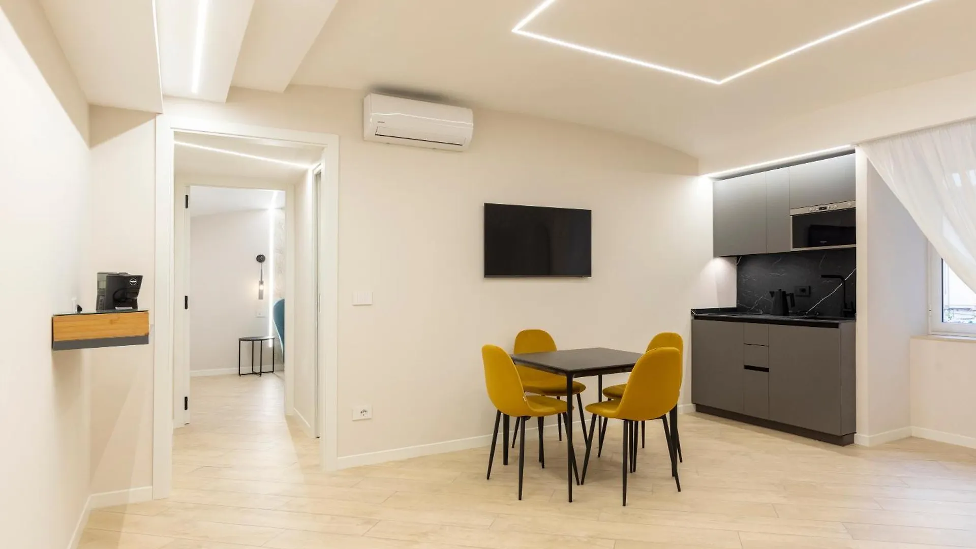 Chiatamone Seafront Apartment Naples